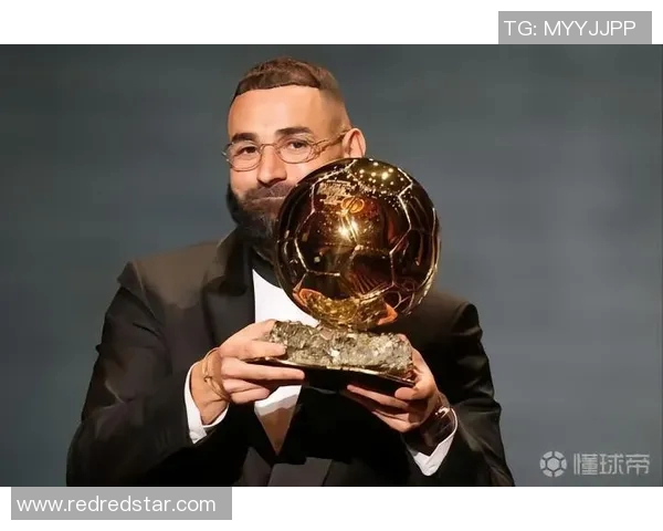 璀璨水晶映照足球明星风采的华丽瞬间与荣耀时刻 璀璨水晶映照足球明星风采的华丽瞬间与荣耀时刻